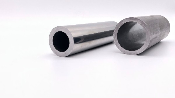 <i style='color:red'>碳钢管</i>：服务对象、应用场景与实战案例解析